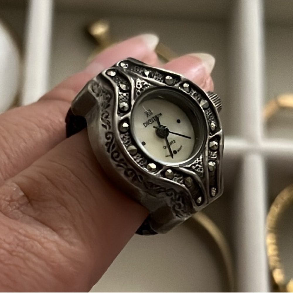 Vintage Digit ring watch